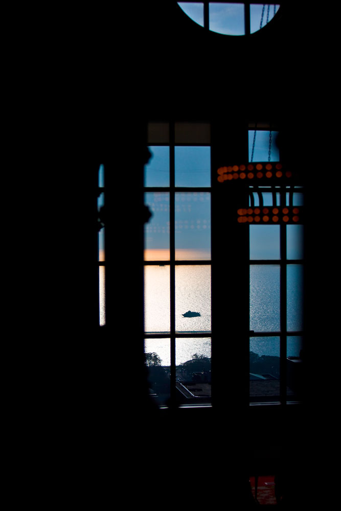 Chicago 40th floor : Early Morning View Across the Water